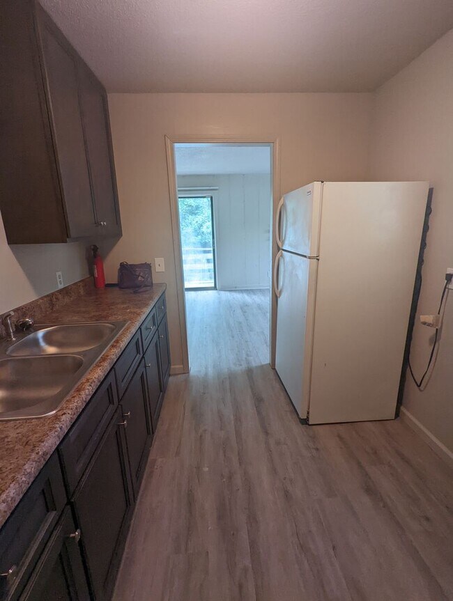 Building Photo - Upstairs 2 Bedroom Apartment