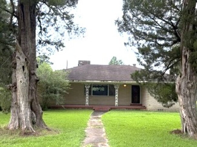 Building Photo - 10590 LA-77