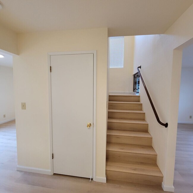 Building Photo - 931 Estudillo St