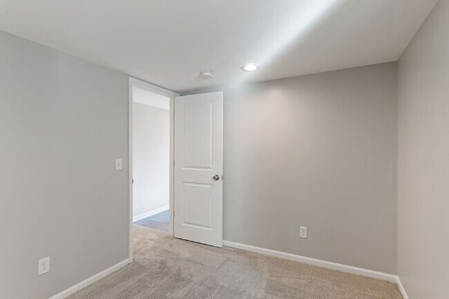 Building Photo - Spacious 4BR/2BA Duplex — Available August...