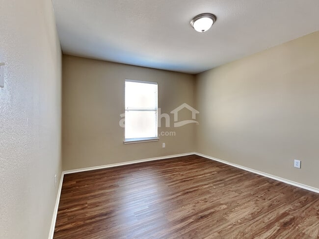 Building Photo - 729 Redwing Dr