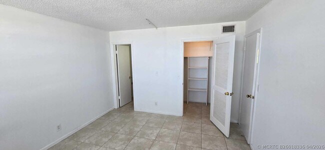 Building Photo - 9949 SW Sandalfoot Blvd