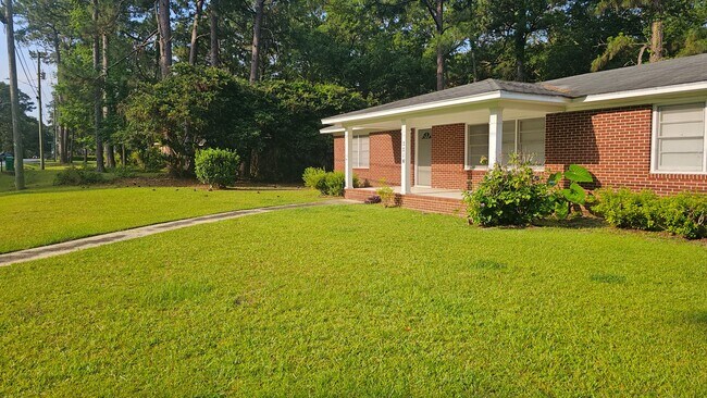Building Photo - 2214 Jerry Jones Dr