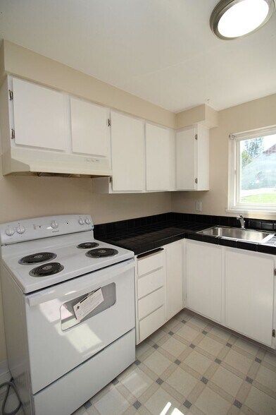 Building Photo - 11102-11130 SW 62nd Ave