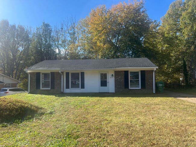 Primary Photo - 3 bedroom 1.5 bath brick & vinyl ranch on ...