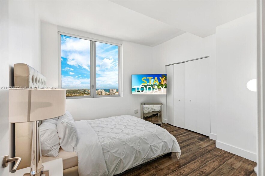 Building Photo - 2602 E Hallandale Beach Blvd