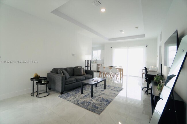 Building Photo - 1505 SW 27th Ct