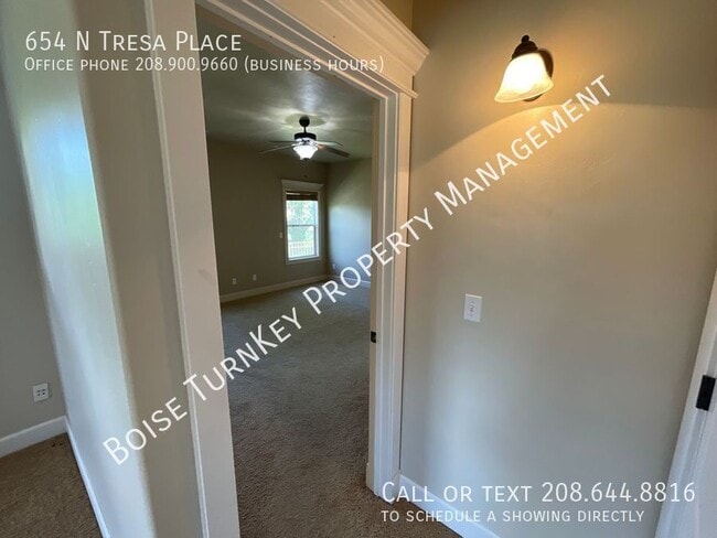 Building Photo - 654 N Tresa Pl