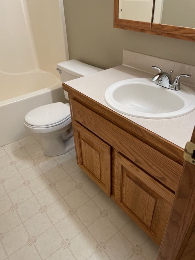 Building Photo - Start a Lease by 12/1 and Receive a $500 R...