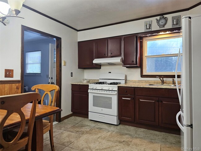 Building Photo - 1110 NY-211