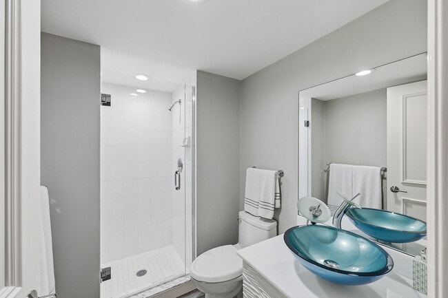 Building Photo - 8111 Bay Colony Dr