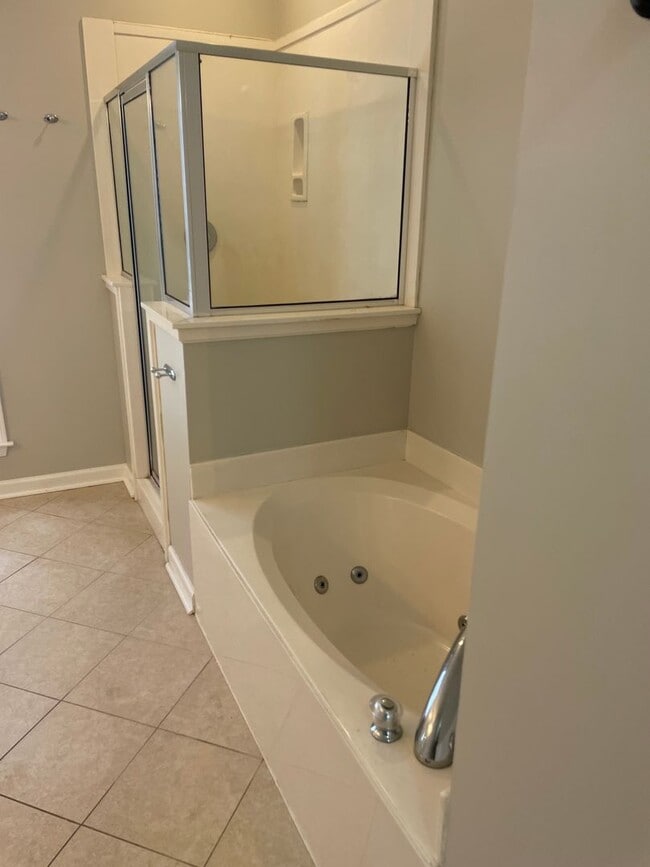 Building Photo - 4BR w/ Fenced Backyard + Garage in Lakeland