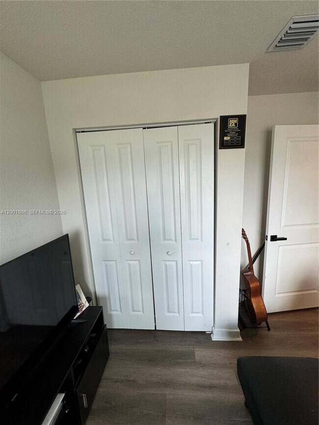 Building Photo - 1009 NW 4th Ter