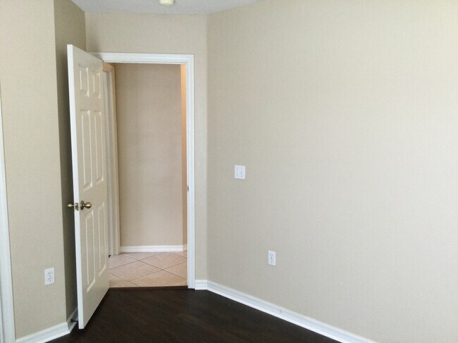 Building Photo - 2408 Groveway Dr