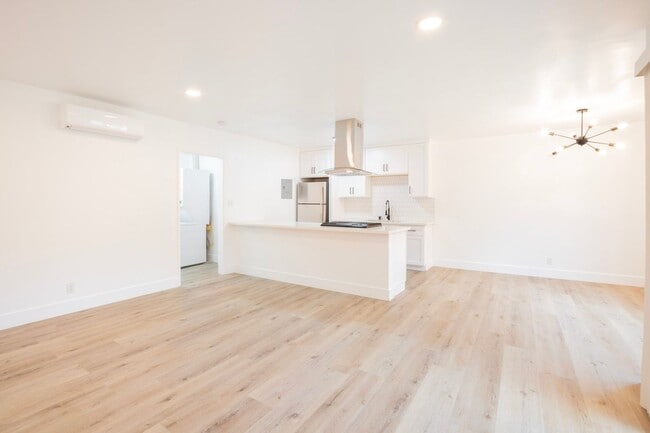 Building Photo - Recently Renovated 1 Bed / 1 Bath Apartmen...