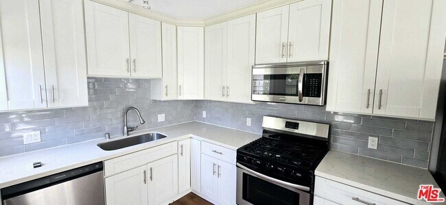 Building Photo - 158 S Elm Dr