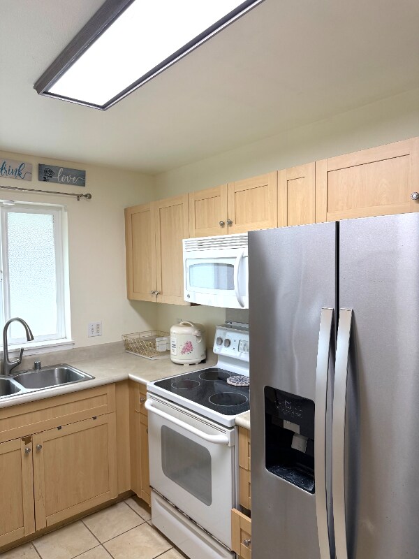 Building Photo - 647 Meakanu Ln