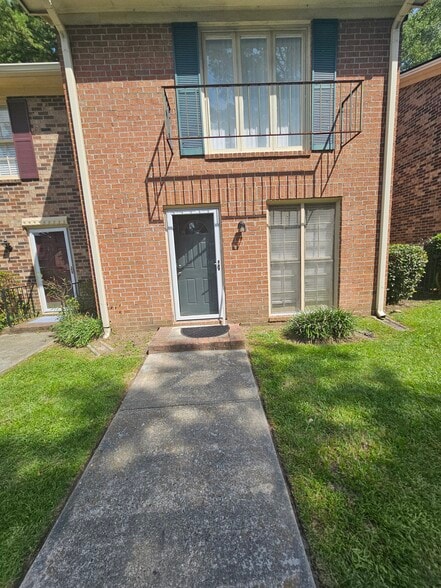 Entryway - 732 Coventry Ln