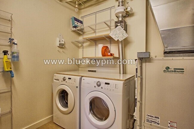 Building Photo - 2 Bed, 2 Bath Condo with Den at Atwater Place in Portland