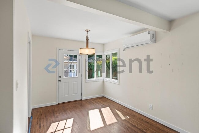 Building Photo - 319 Iris Way