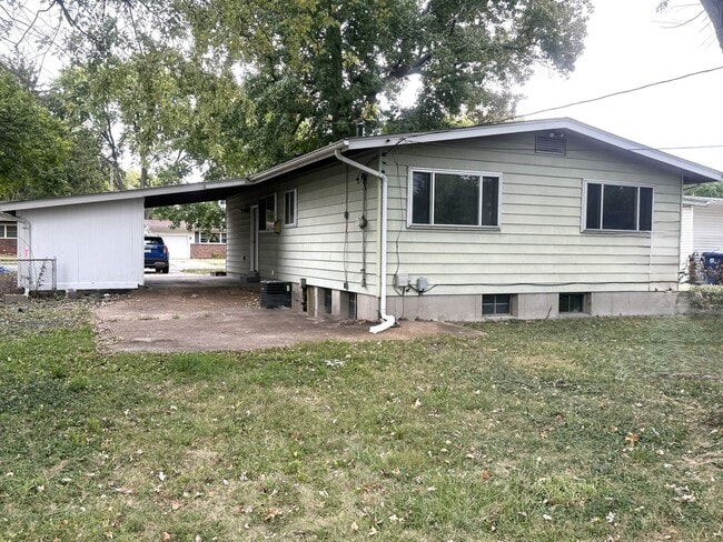 Building Photo - Florissant - 3 Bed 1-1/2 Bath with Partial...