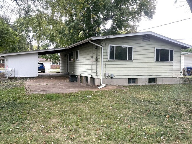 Building Photo - Florissant ready for move in - 3 Bed 1-1/2...