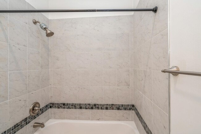 Building Photo - 817 Park Ave