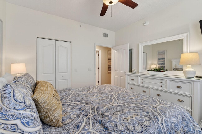 Building Photo - 3202 Myrtlewood Cir E