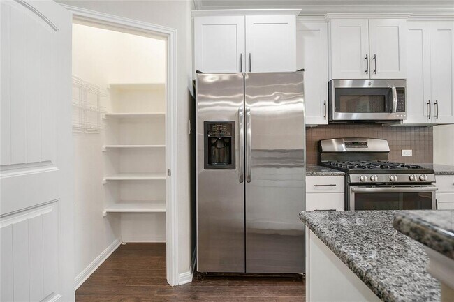 Building Photo - 13400 Briarwick Dr