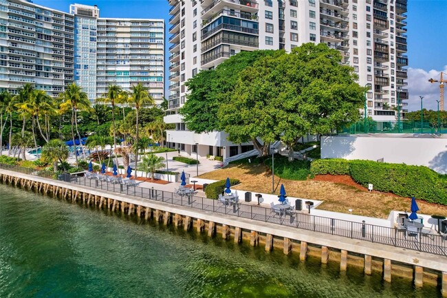 Building Photo - 2333 Brickell Ave