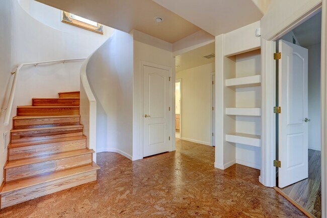 Building Photo - Spacious 3 Bed, 3 Bath Home in Hidden Valley Ranch!