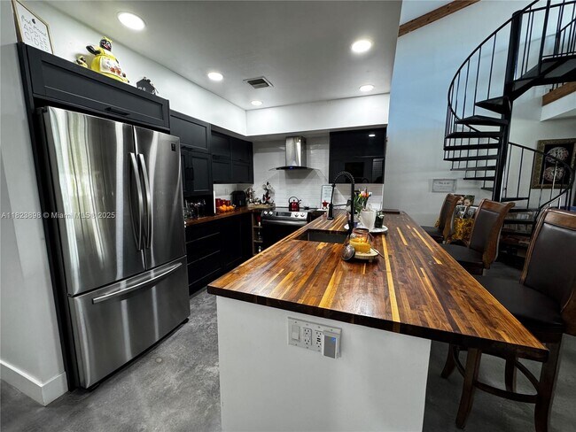 Building Photo - 6984 Greentree Ln