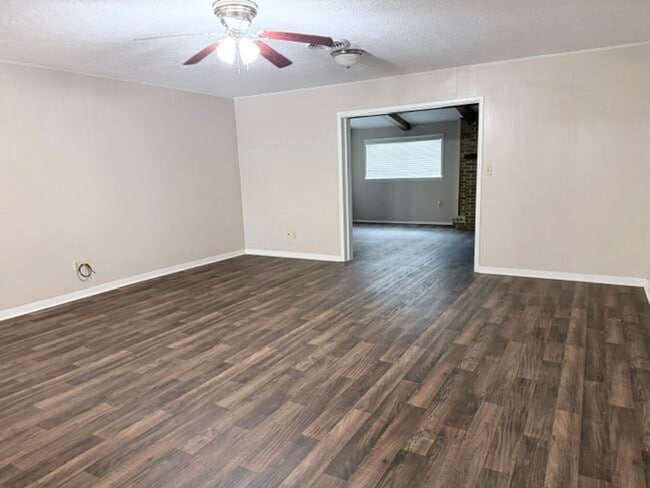 Building Photo - 2728 Encino Ave