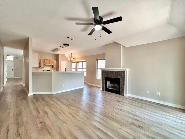 Building Photo - 3/BR 2/BA Home with Natural Light, Big Bac...