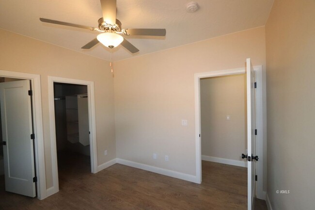 Building Photo - 397 W Willow Dr