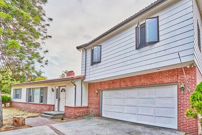 Building Photo - 2751 Batson Ave