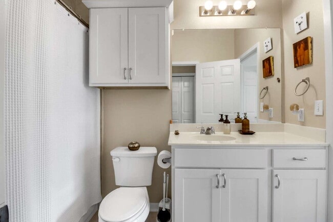 Building Photo - 522 Arthur St