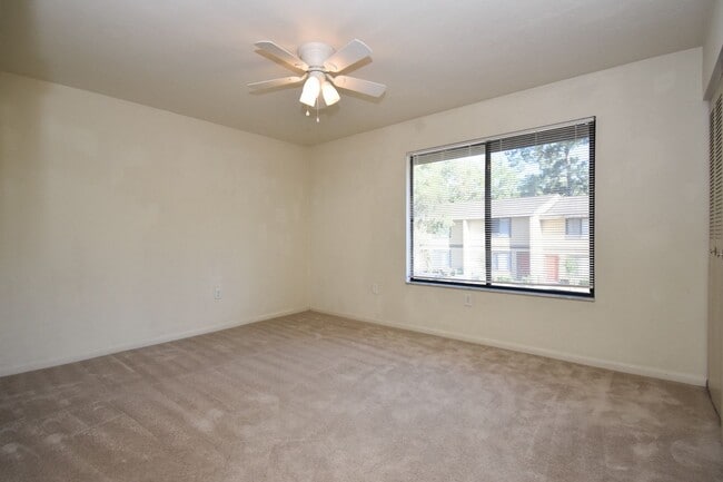 Building Photo - Spacious 2 Bed, 2.5 Bath Townhouse in Sout...