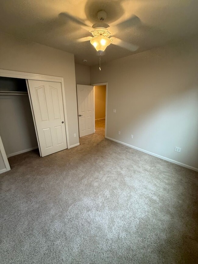 Building Photo - 3 bedroom, 2 bathroom house located in the desirable neighborhood