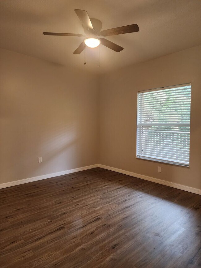 Building Photo - 2 Bedroom 2 Bath Remodeled Unit with a Bal...