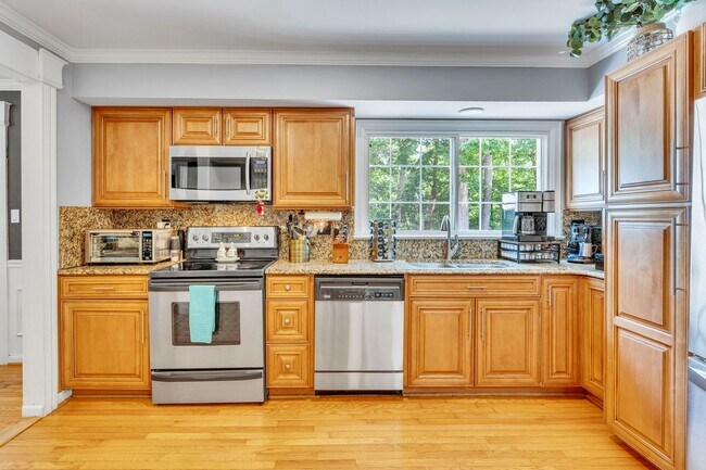 Building Photo - Modern 4 BR Colonial Retreat in River Bend...