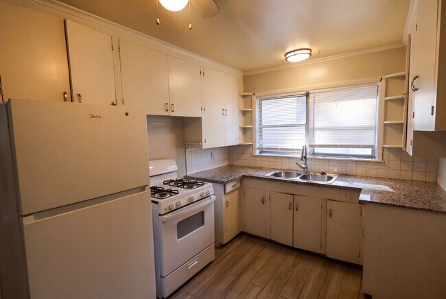 Building Photo - 131 Lister St