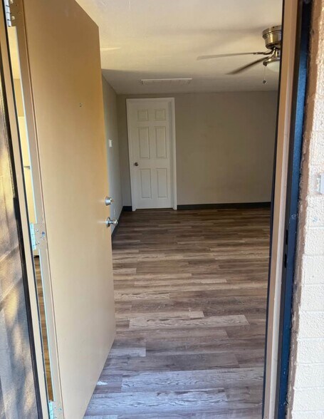 Building Photo - 1402 W Mercer Ln