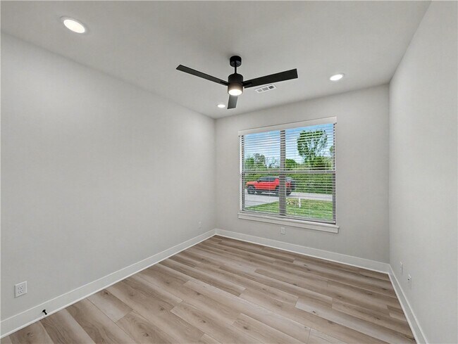 Building Photo - 18 Hillswick Dr