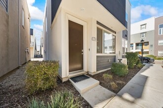 Building Photo - 1 Bed/1 Bath Modern Condo in Upper Land Park