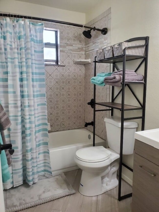 Building Photo - Minimum of 90 days OR 1 Year Lease