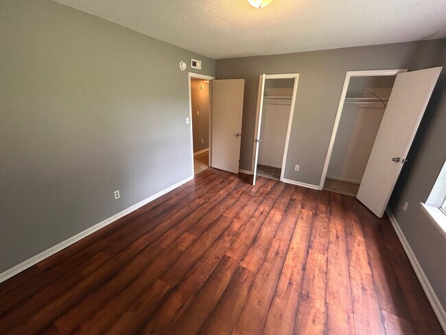 Building Photo - 3br 1BA house with decorative mantle and garage  with move in special for July!