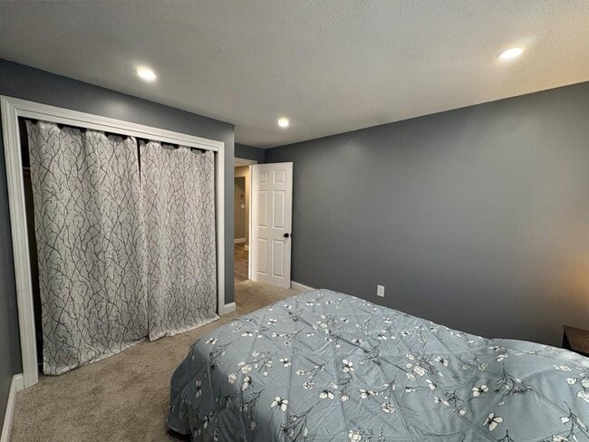 Building Photo - 25 Lawrence St