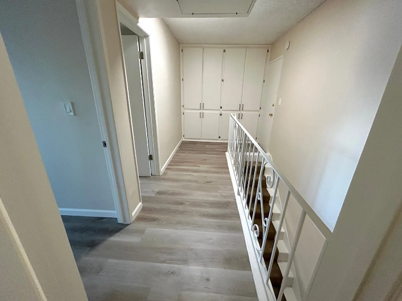 Building Photo - 220 E Live Oak St