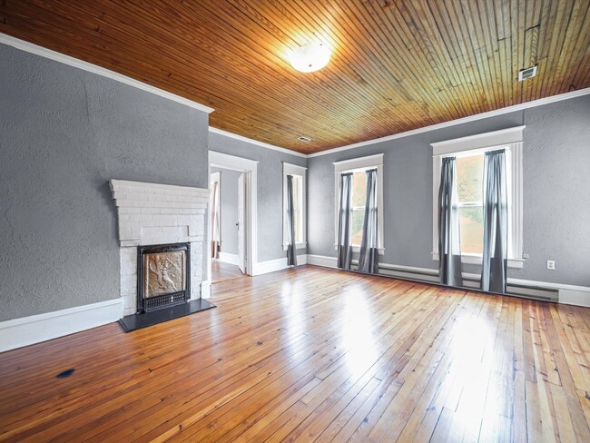 Building Photo - 4 Bedroom/2 Bath Home for Rent